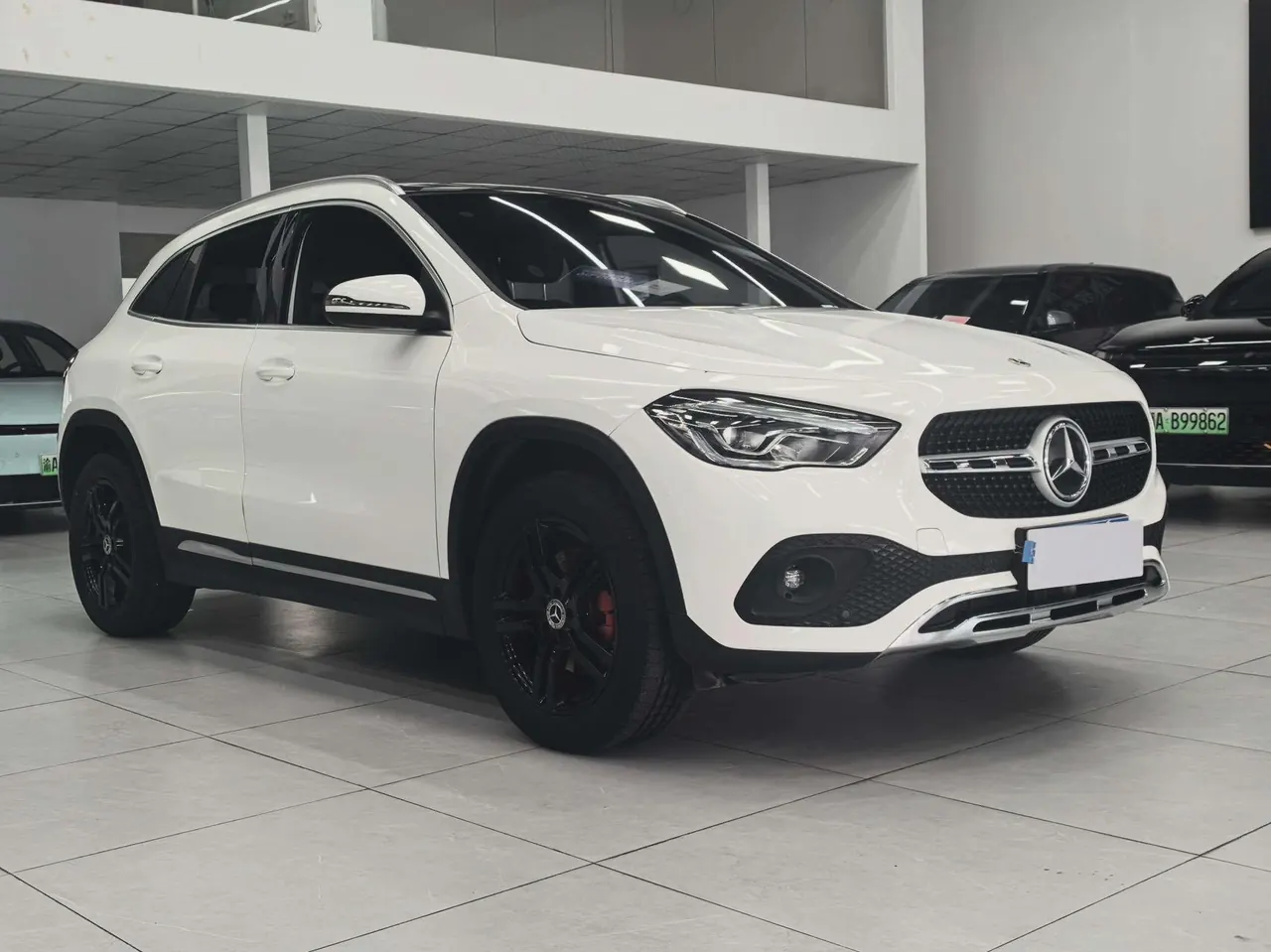Mercedes Benz 2023 GLA 200 1.3T automatic gear 3
