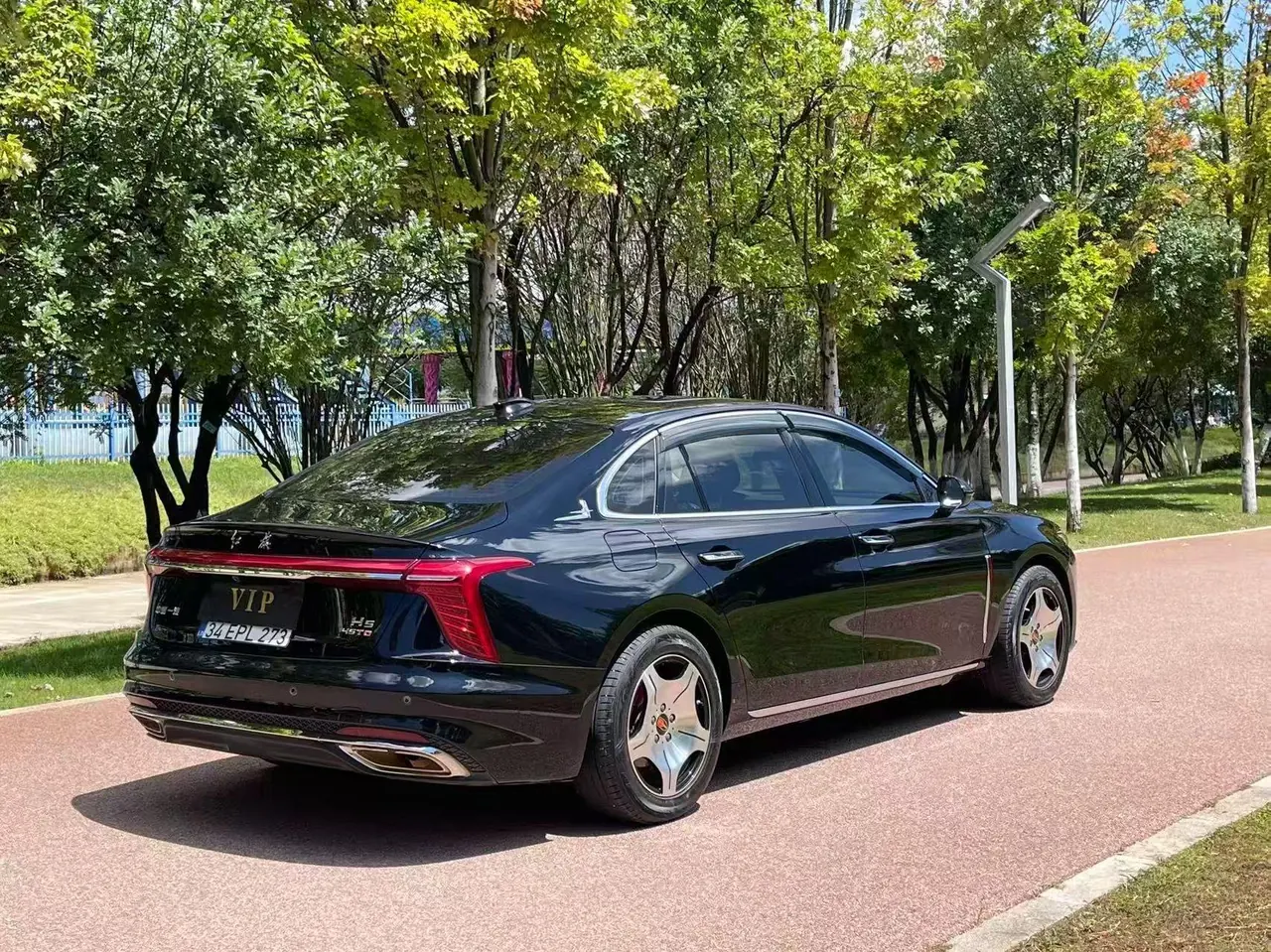 HongQi 2023 H5 2.0T Zhilian Flag Edition Automatic Gear 9