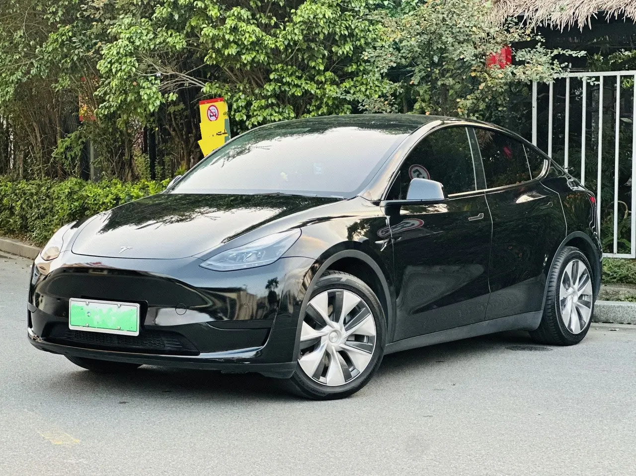 Open image lightbox: Tesla 2022 Model Y rear-wheel drive version automatic transmission