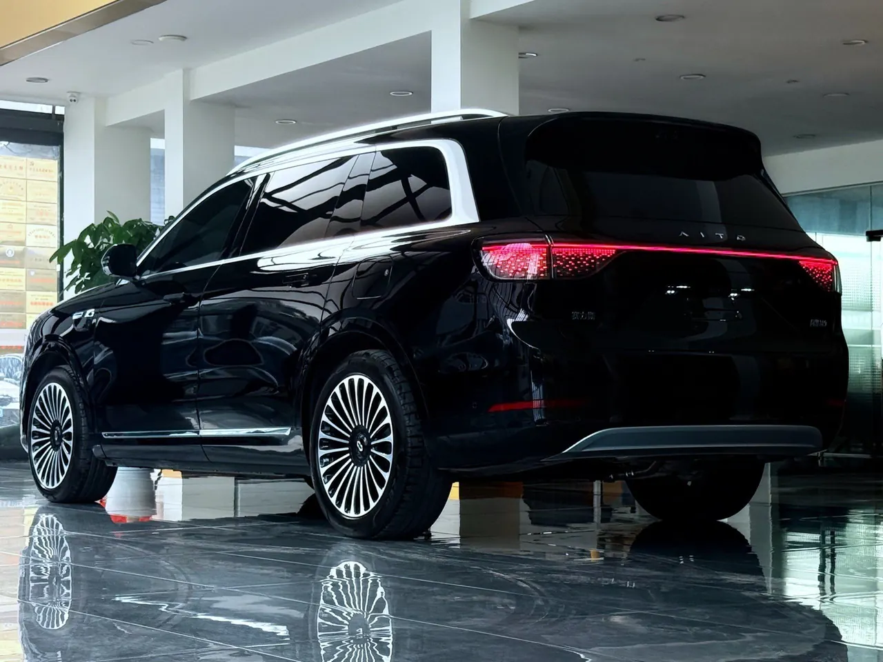 AITO 2025 AITO M9 extended range Ultra version 52kWh6 seat version automatic gear 9