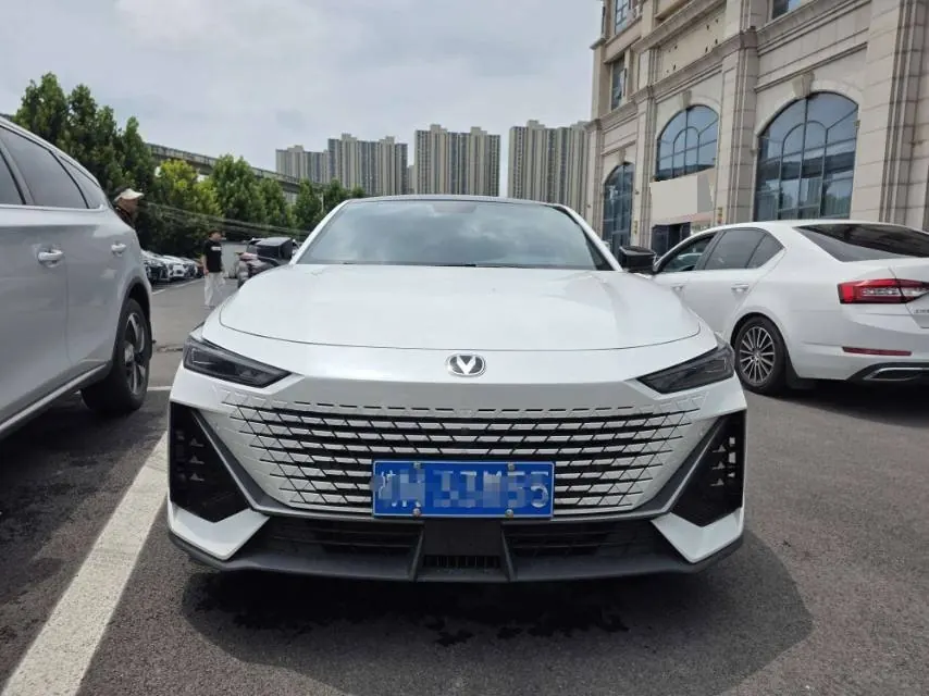 ChangAn 2022 UNI-V 1.5T honorable automatic gear 2