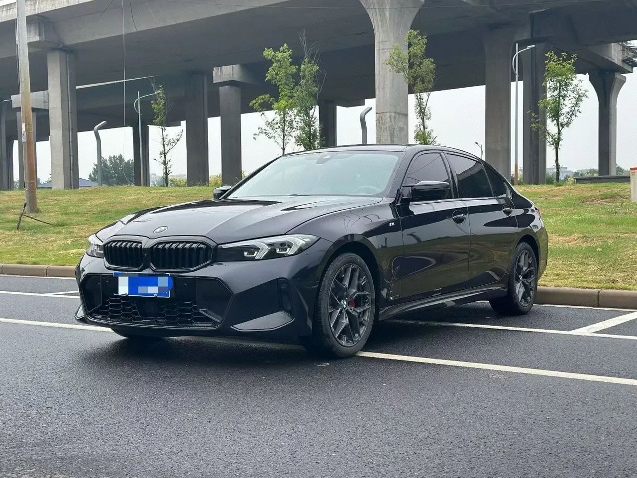 打开图片灯箱:BMW 3 Series 2026 330Li 2.0T M Sports Obsidian Night Suit Automatic Gear
