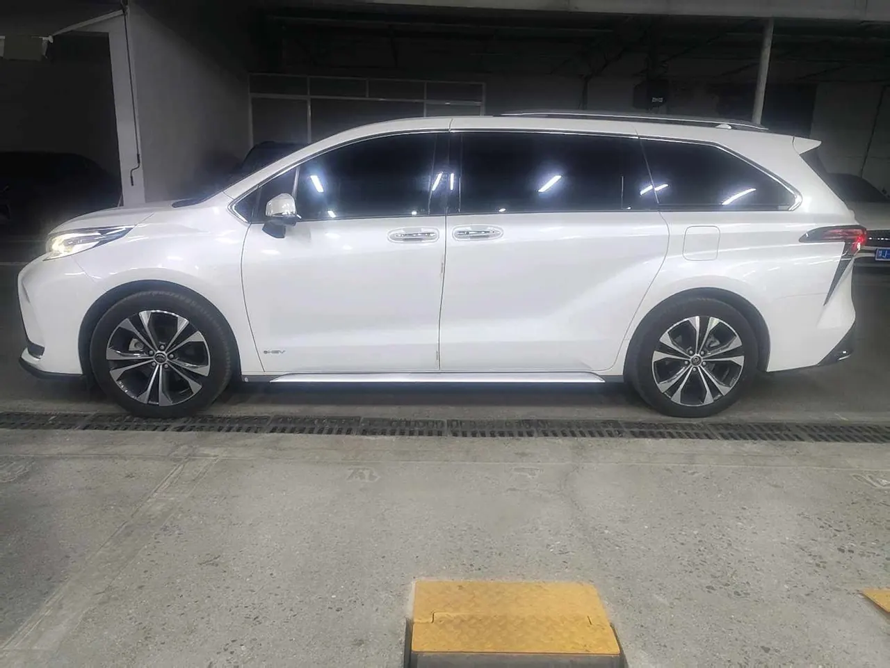 Toyota 2023 Grevia HYBRID 2.5 Stepless Premium PLUS Edition Automatic Gear 3