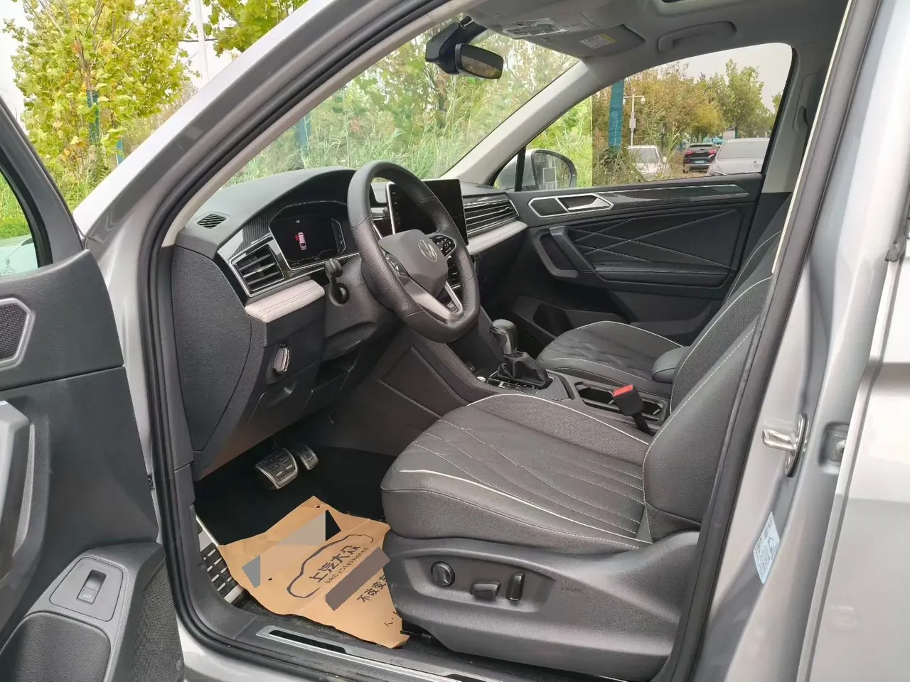 Volkswagen 2022 Tiguan L R-Line 2.0TSI 330TSI Two-Drive R-Line Overdrive Automatic Gear 5
