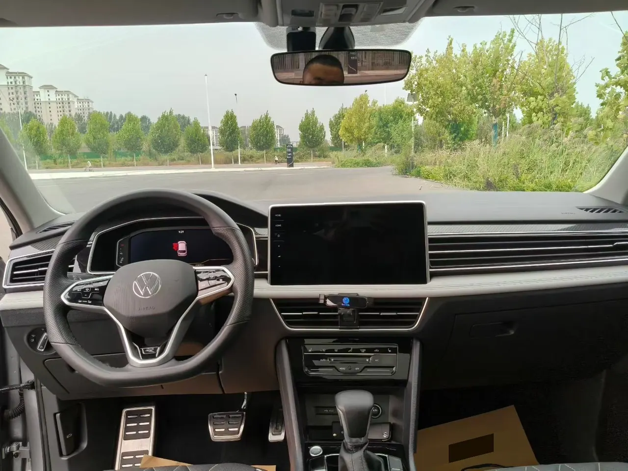 Volkswagen 2022 Tiguan L R-Line 2.0TSI 330TSI Two-Drive R-Line Overdrive Automatic Gear 6
