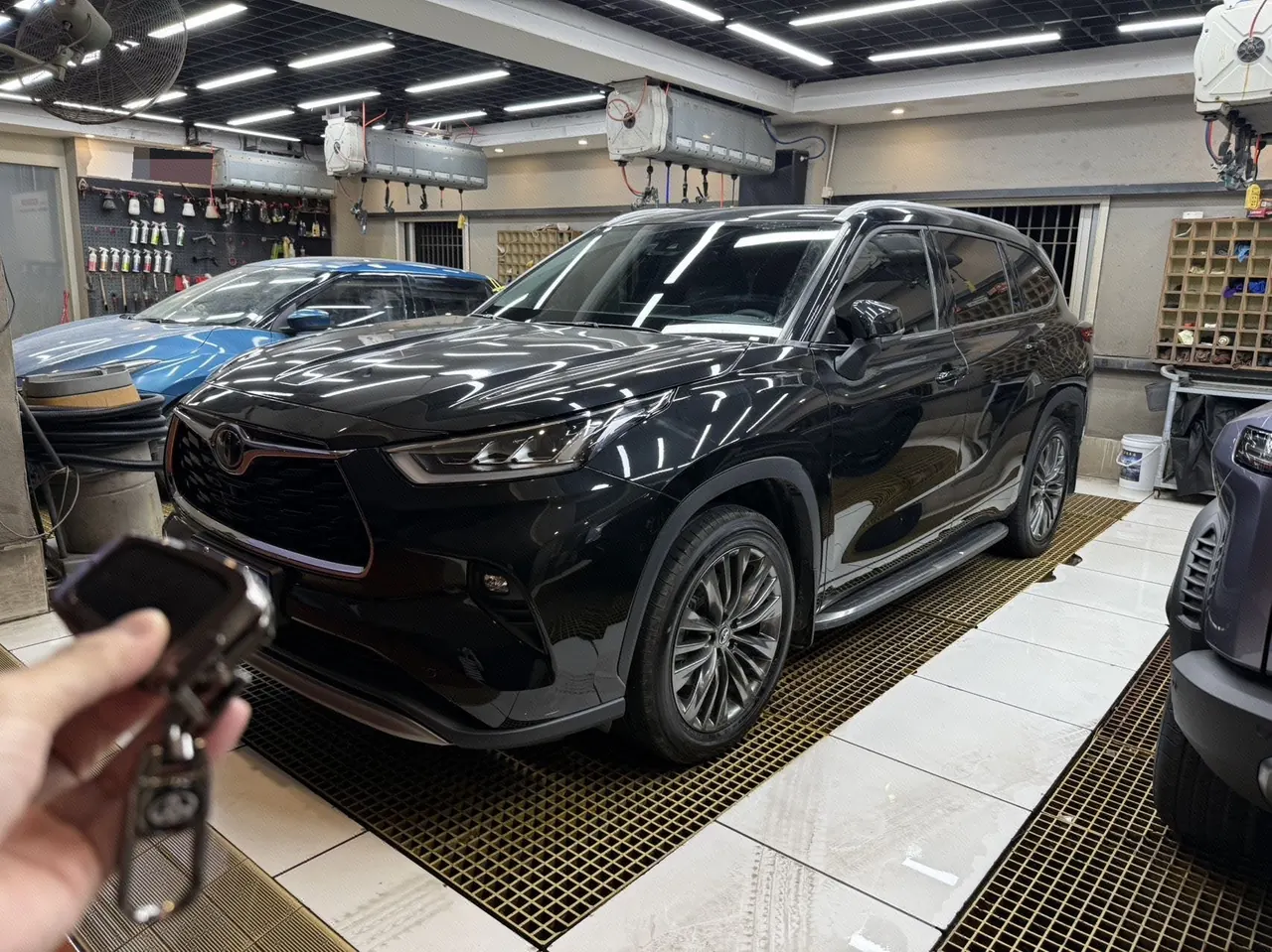 Open image lightbox: Toyota 2026 Highlander Dual Engine 2.5 Stepless Intelligent Electric Hybrid Four-wheel Drive Premium Edition 7-seat Automatic Transmission