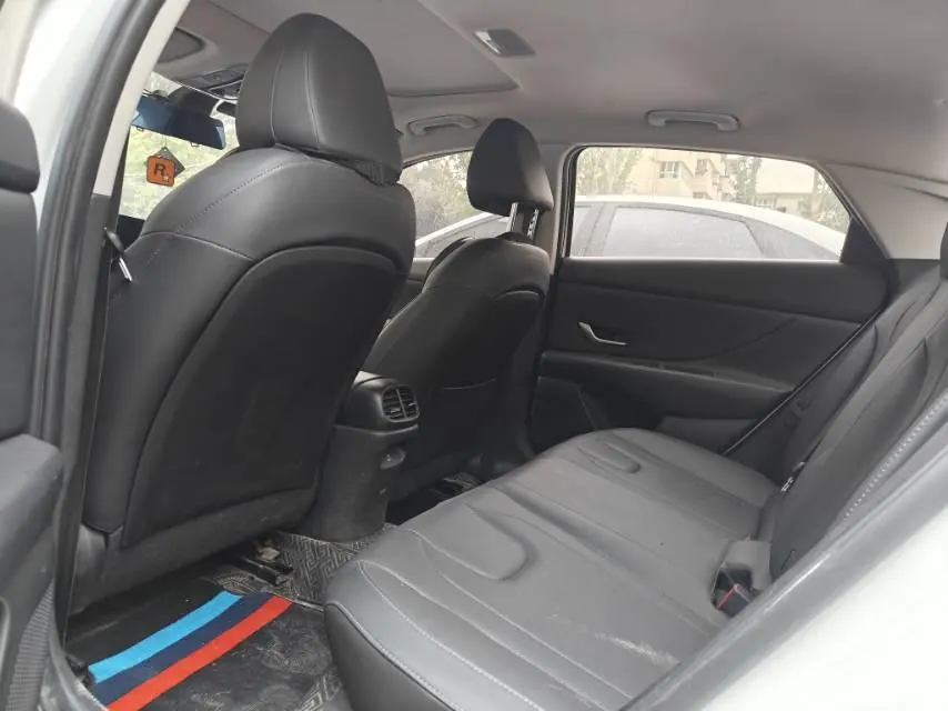 Hyundai 2022 Elantra -3-compartment 1.5 stepless LUX premium automatic gear 4