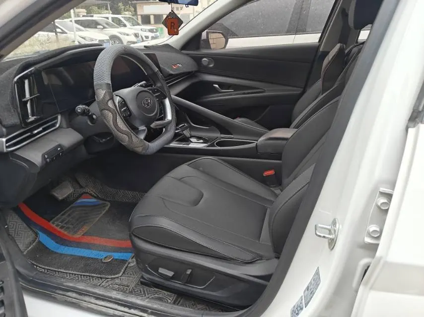 Hyundai 2022 Elantra -3-compartment 1.5 stepless LUX premium automatic gear 5