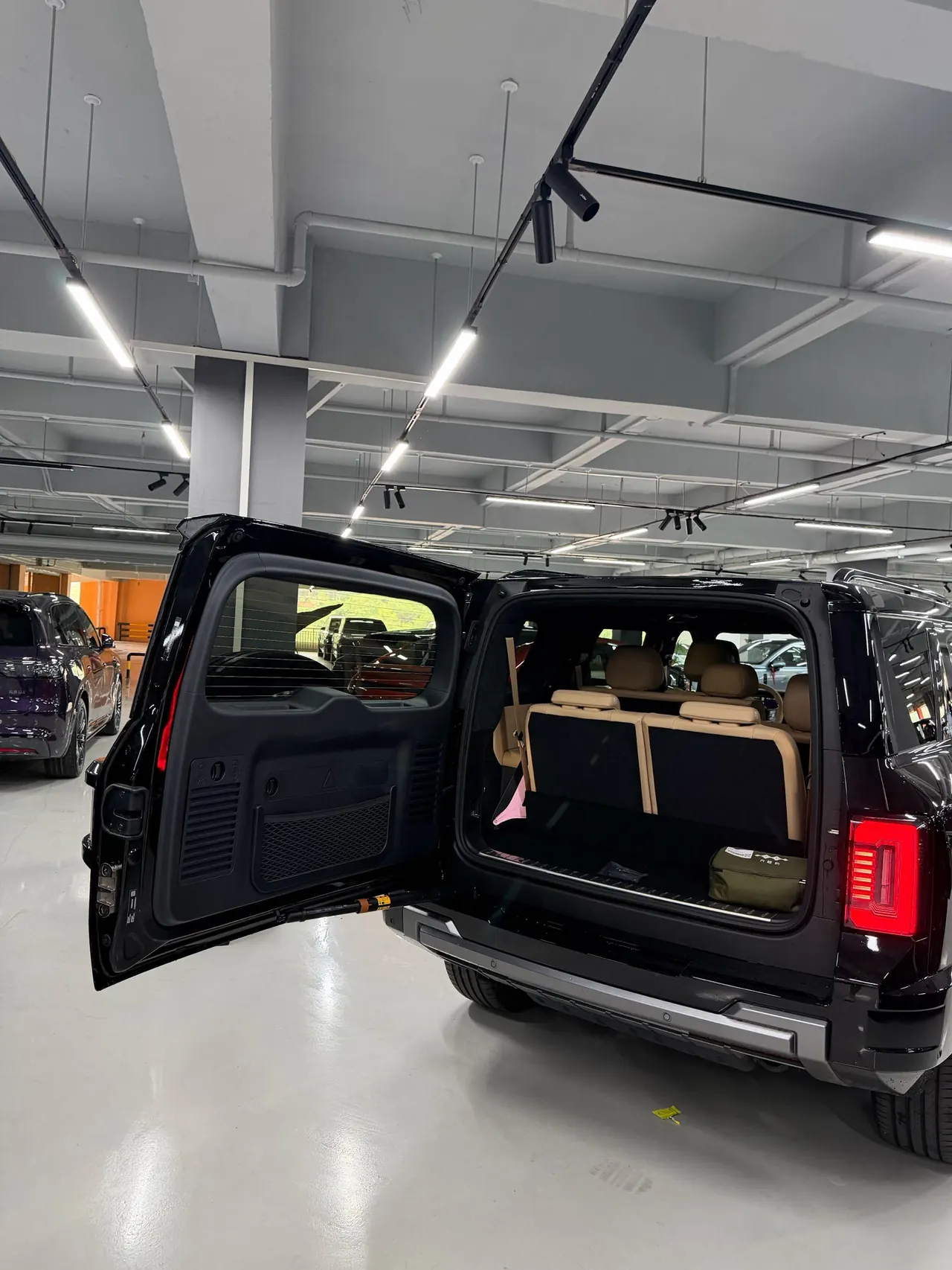 FangChengBao 2026 Leopard 8 2.0T Stepless Flash Charge 7-seat Automatic Gear 11