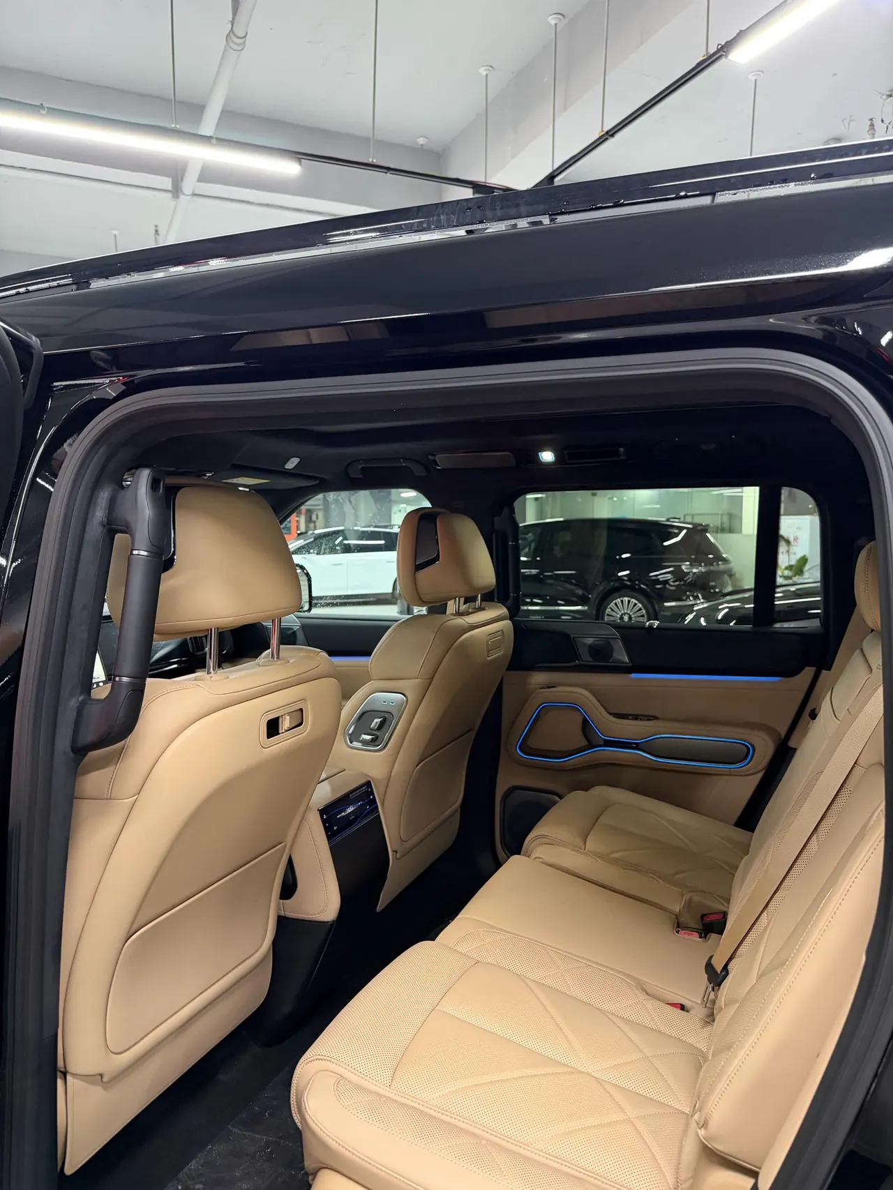 FangChengBao 2026 Leopard 8 2.0T Stepless Flash Charge 7-seat Automatic Gear 16