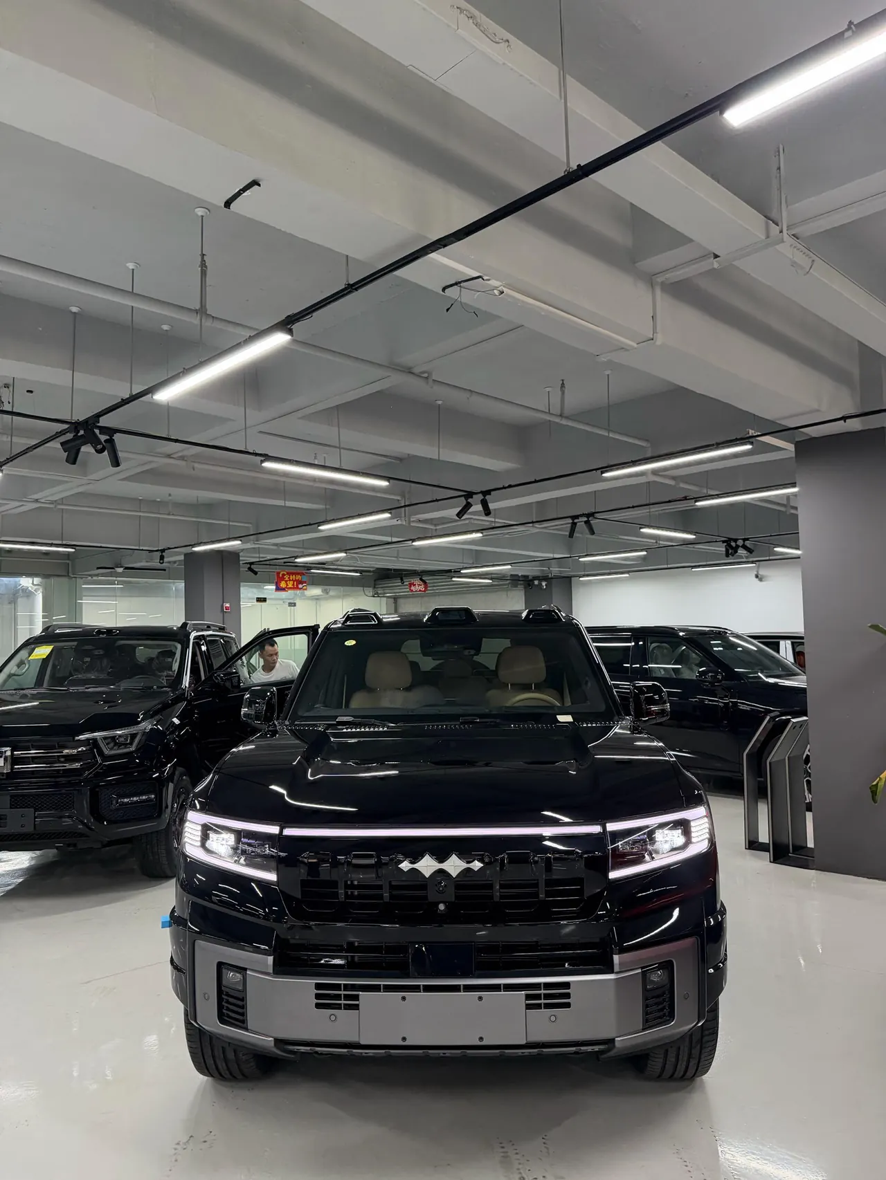FangChengBao 2026 Leopard 8 2.0T Stepless Flash Charge 7-seat Automatic Gear 2