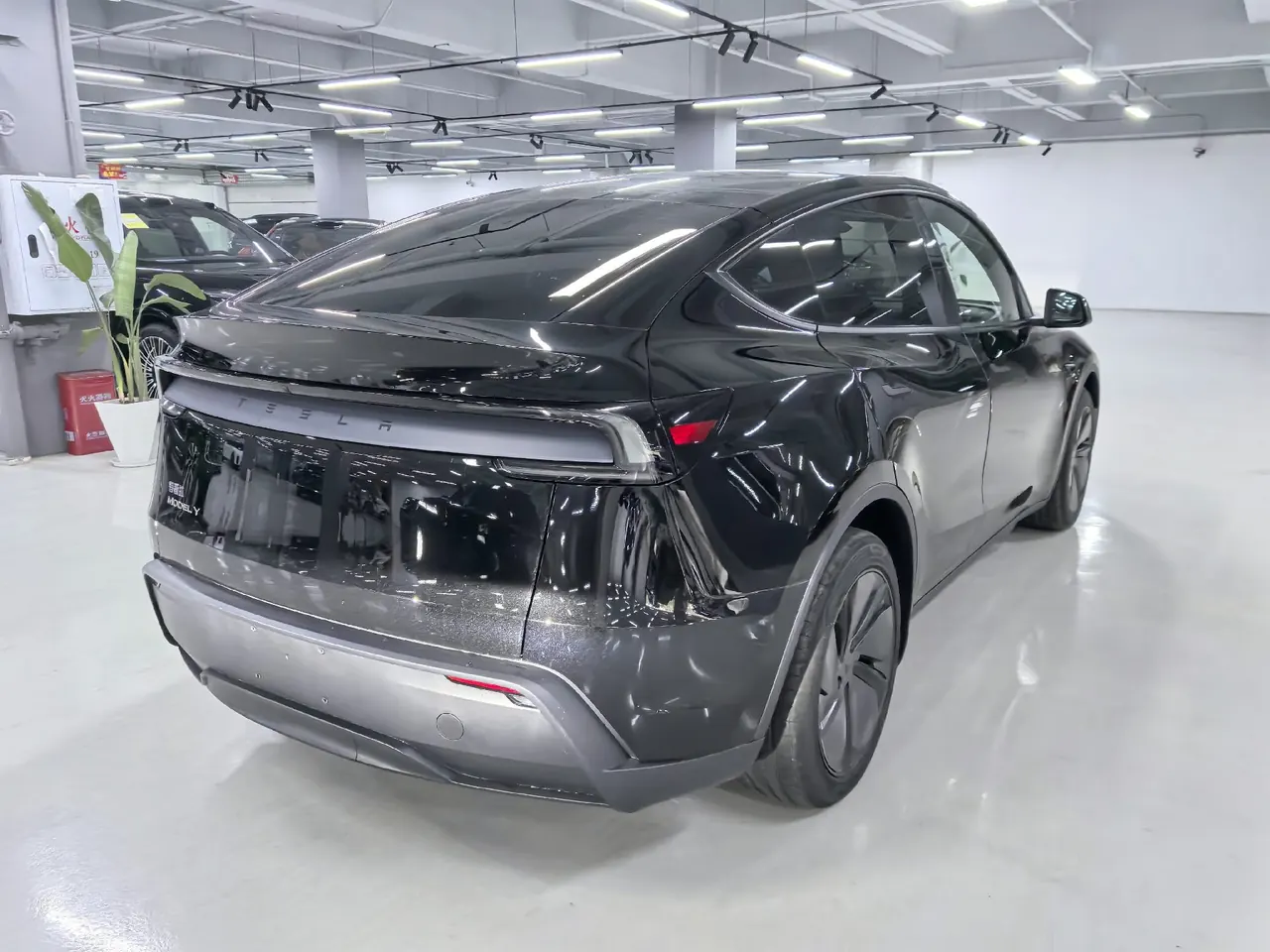 Tesla 2026 Model Y Rear-Wheel-Drive Automatic 6