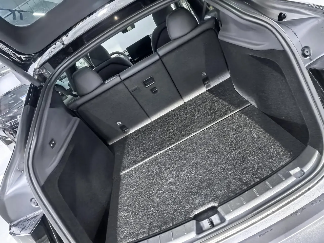 Tesla 2026 Model Y Rear-Wheel-Drive Automatic 7