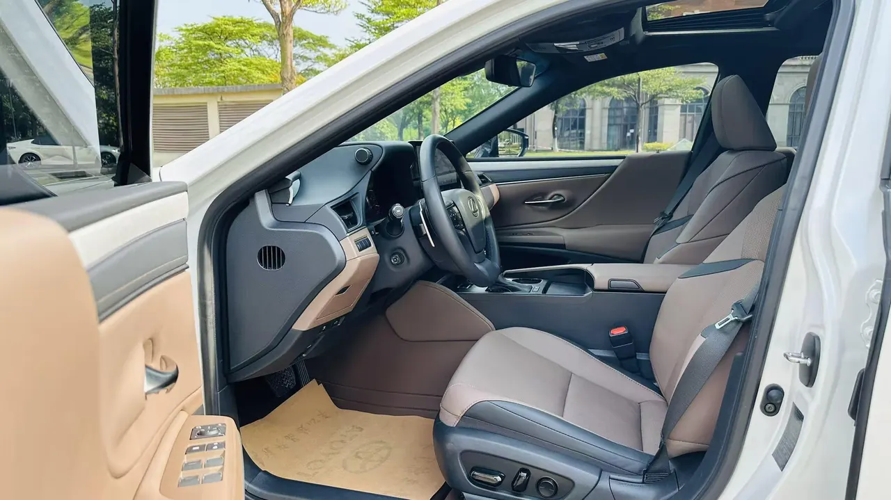 Lexus ES (Imported) 2025 ES300h 2.5 Stepless Premium Edition Automatic Gear 6