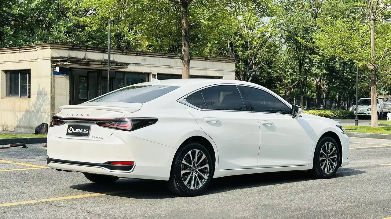 Lexus ES (Imported) 2025 ES300h 2.5 Stepless Premium Edition Automatic Gear 7