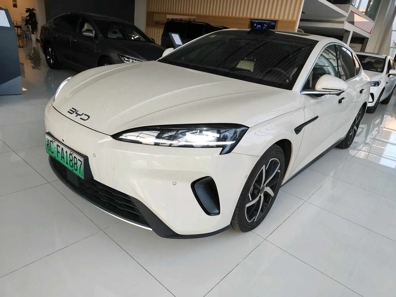 Открыть галерею: BYD 2026 Seal 07 DM-i 1.5T CVT 230km Flagship Automatic