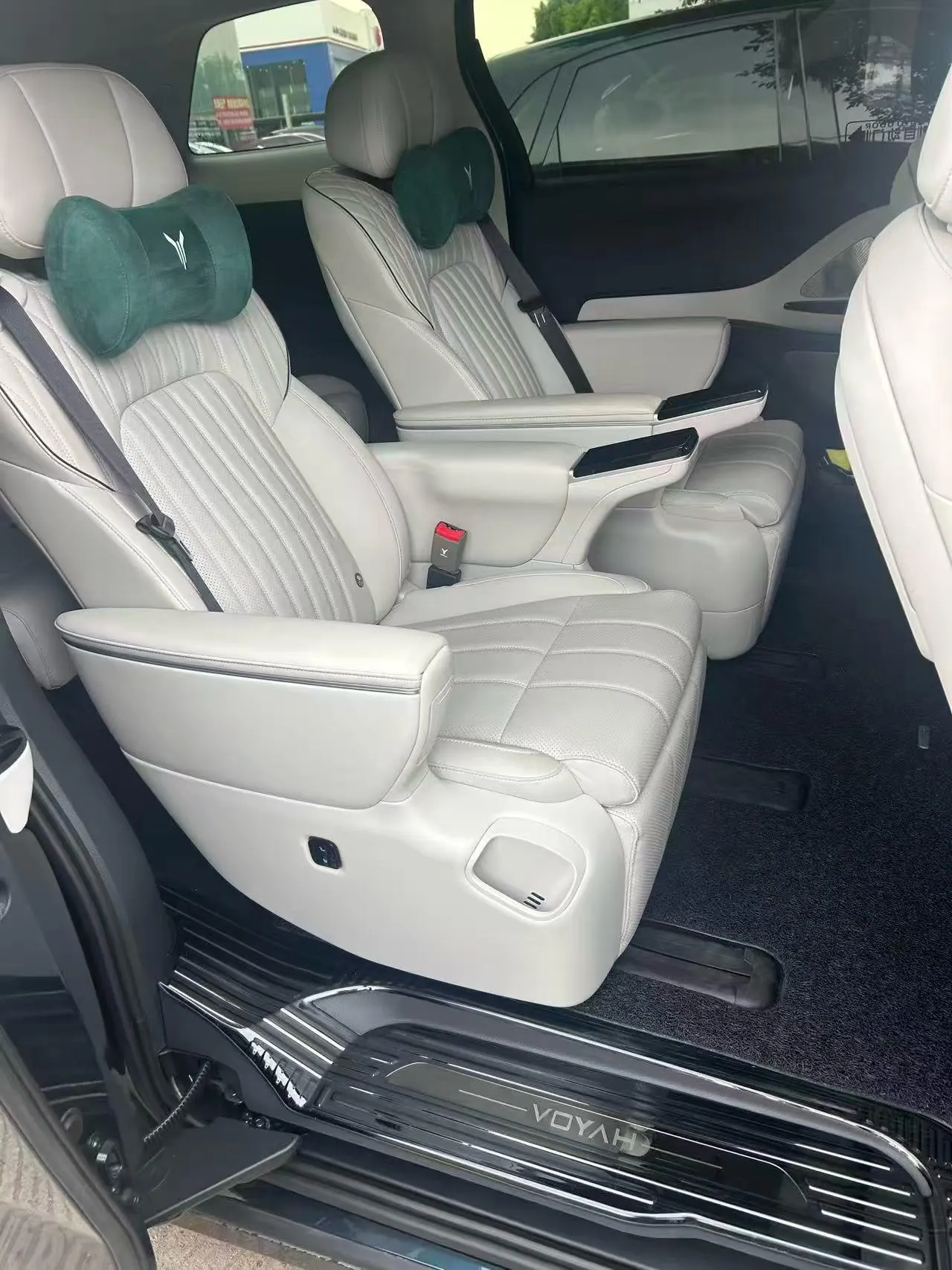 Voyah 2025 dreamers PHEV 1.5T four-wheel drive flagship Kun Peng version automatic gear 3