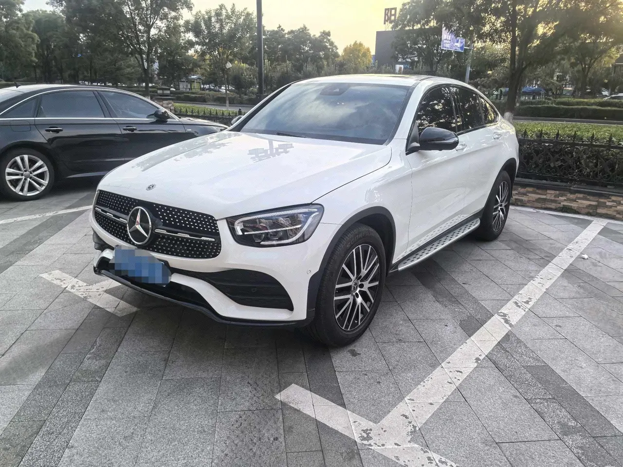 Открыть галерею: Mercedes Benz GLC (Imported) 2022 GLC 300 Coupe 4MATIC 2.0T Automatic