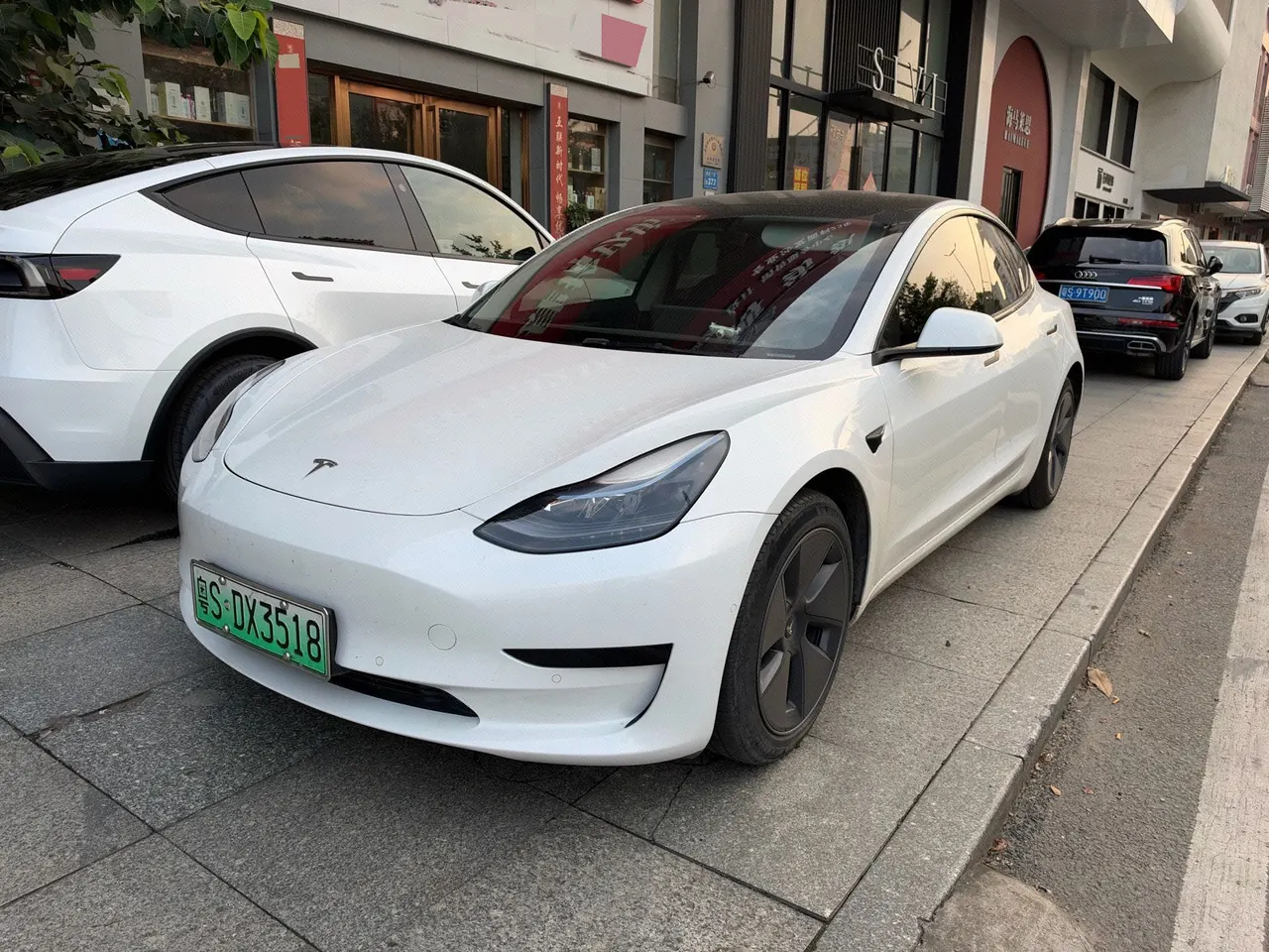 Open image lightbox: Tesla 2022 Model 3 rear-wheel drive version of automatic transmission