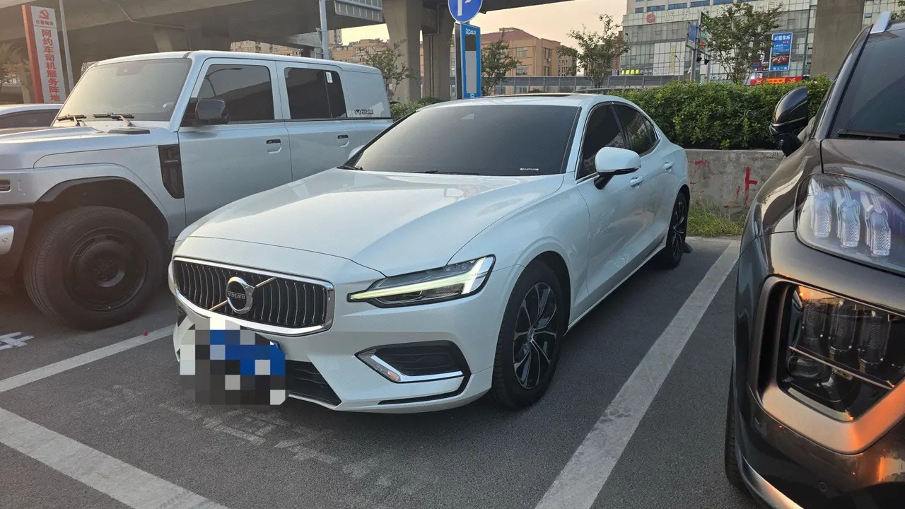 Открыть галерею: Volvo 2021 S60 2.0T T4 Zhiyuan Deluxe Edition Automatic Gear