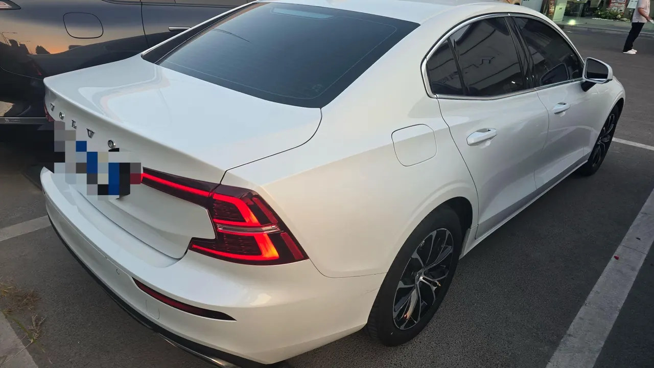 Volvo 2021 S60 2.0T T4 Zhiyuan Deluxe Edition Automatic Gear 4