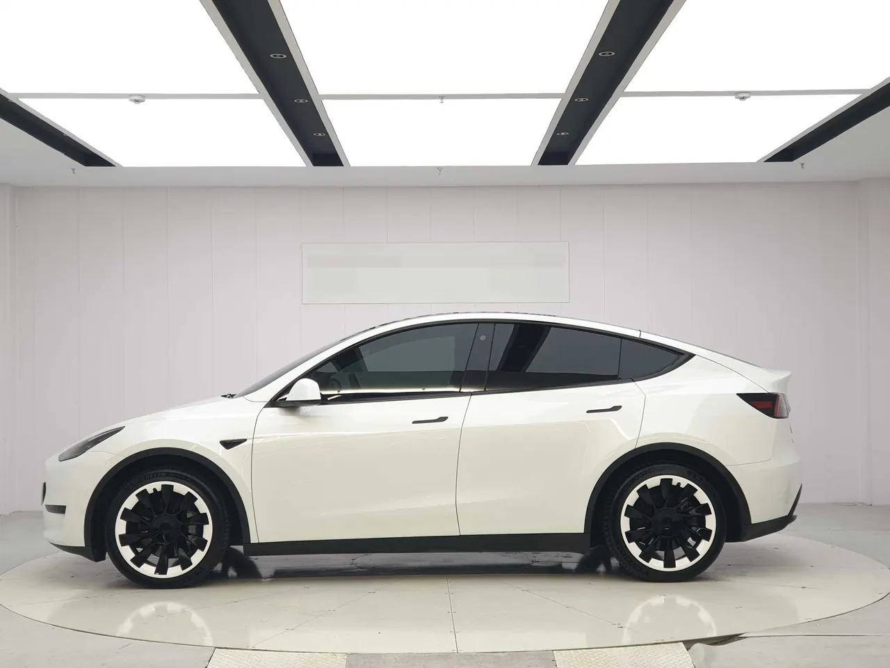 Tesla 2022 Model Y rear-wheel drive version (facelift) automatic gear 2