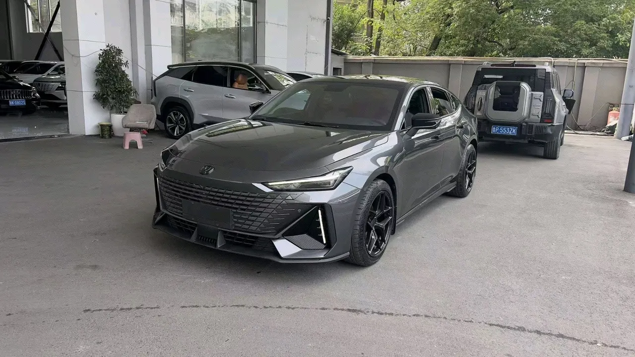 Open image lightbox: ChangAn 2022 UNI-V 1.5T honorable automatic gear