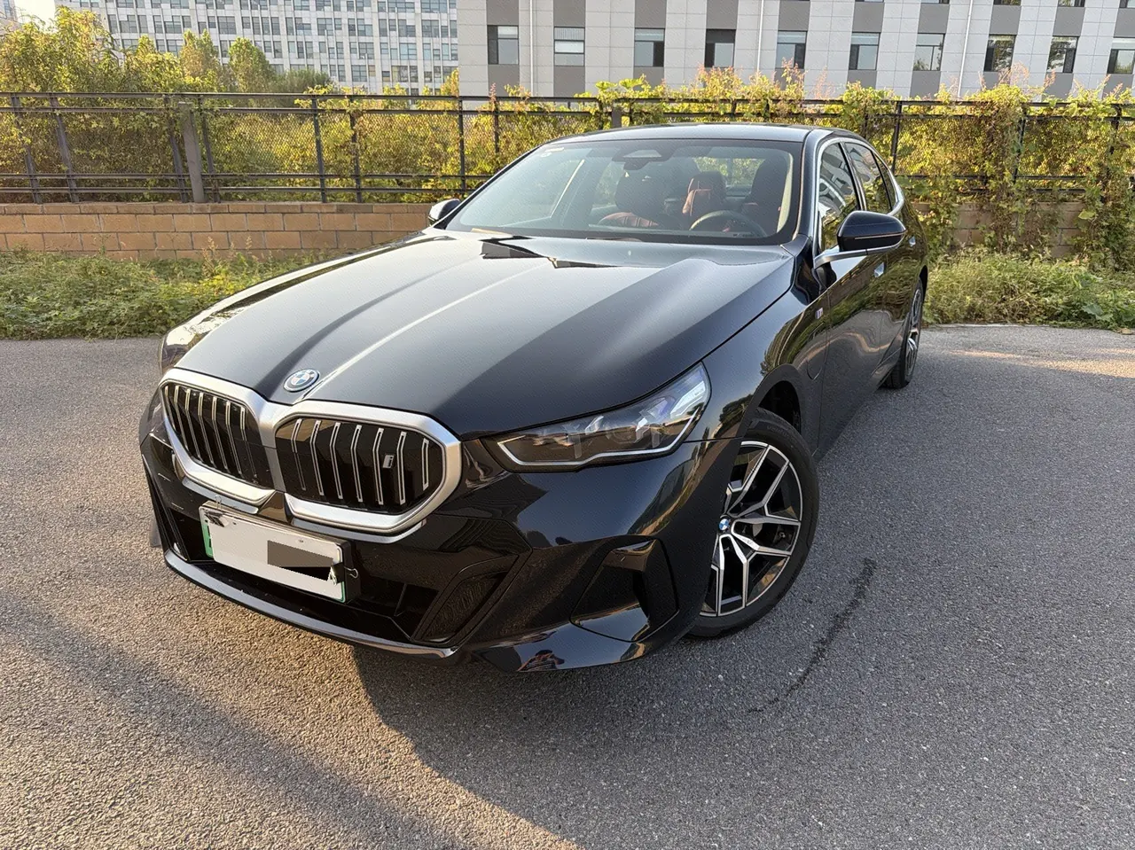 Открыть галерею: BMW 2025 i5 eDrive 35L M sports suit automatic gear