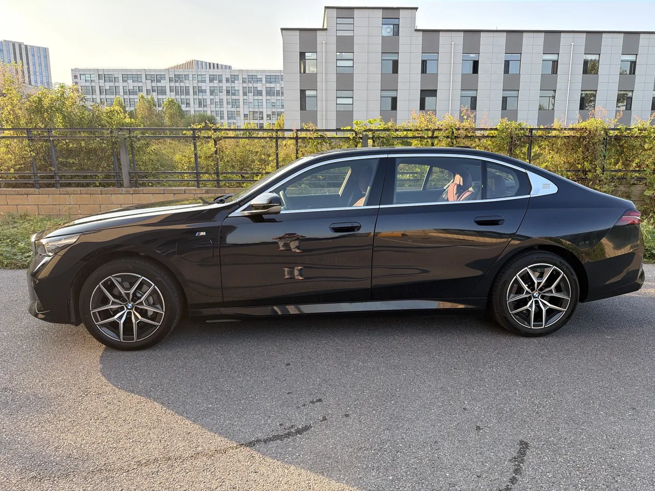 BMW 2025 i5 eDrive 35L M sports suit automatic gear 3