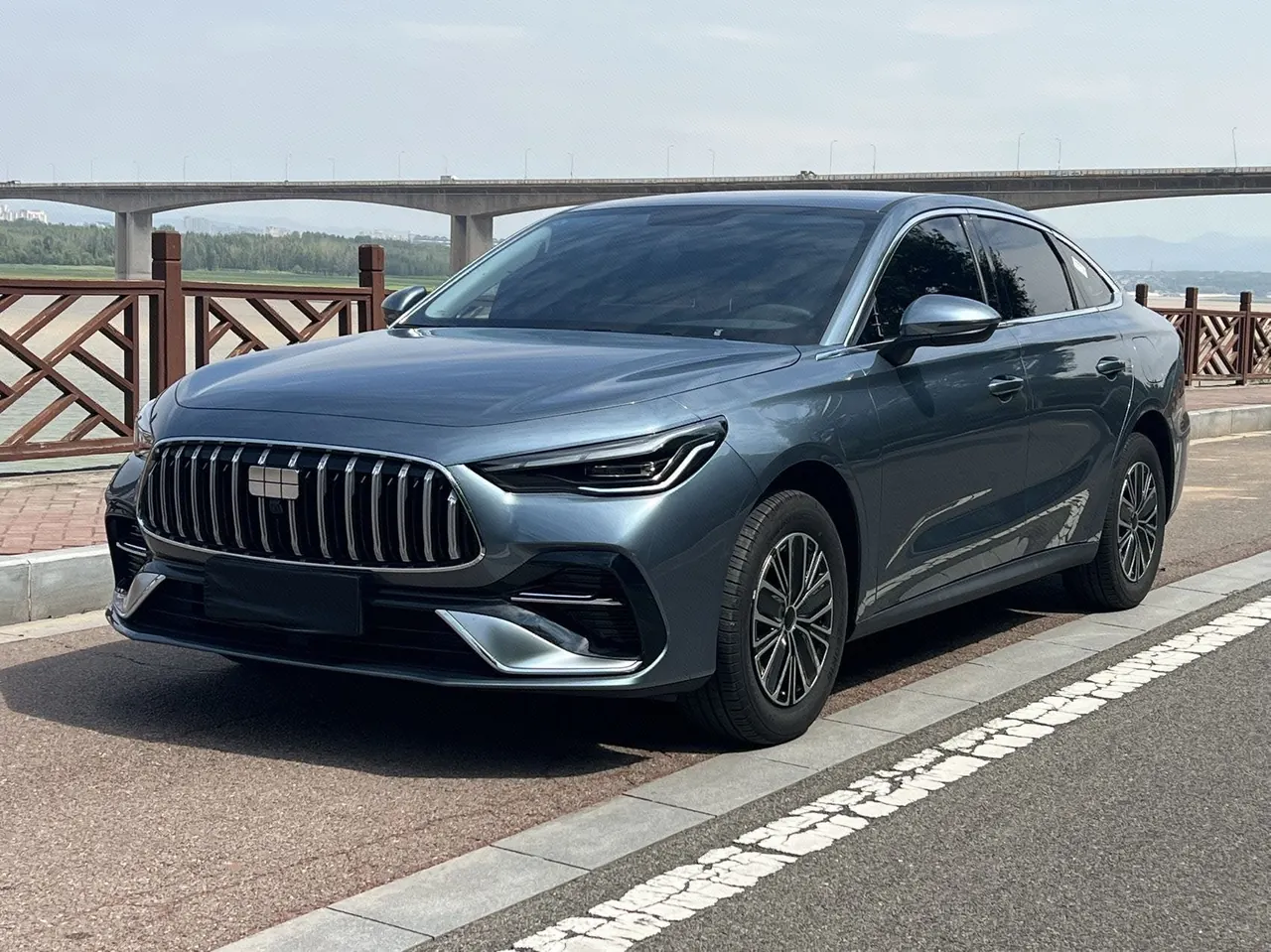 打开图片灯箱:Geely Galaxy 2025 xingyao 6 EM-i 1.5 60km sailing version of automatic gear