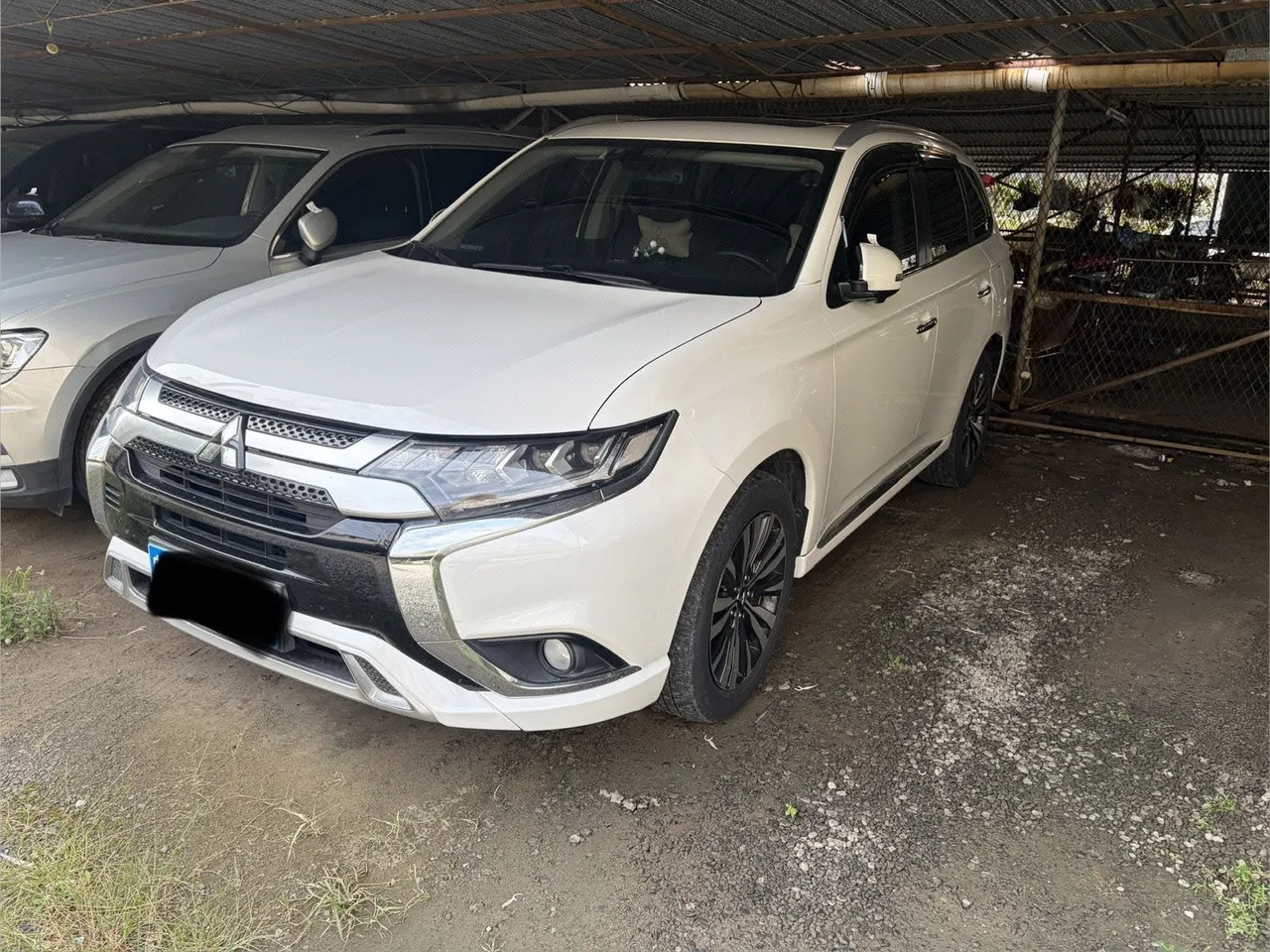 Открыть галерею: Mitsubishi 2021 Outlander 2.4 stepless four-wheel drive to enjoy the version of 7-seat automatic gear