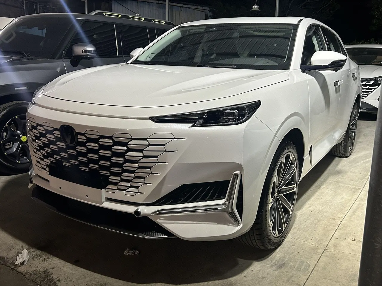 Открыть галерею: ChangAn 2024 UNI-K 2.0T Two-Drive Global Edition Automatic Gear