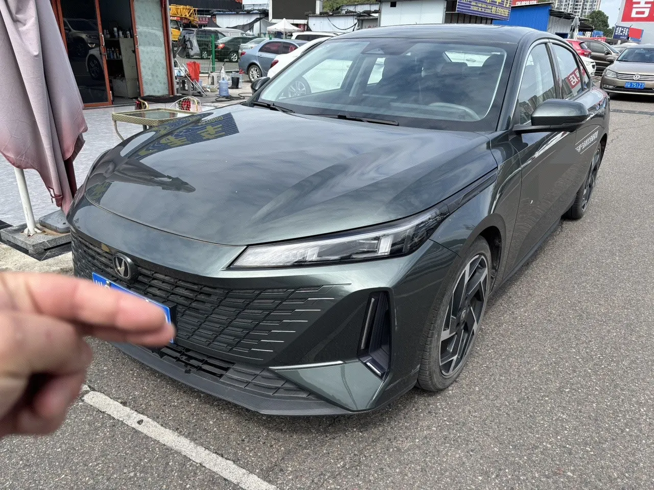 Открыть галерею: ChangAn 2023 Yida 1.5TGDI Blue Whale NE Flagship Automatic Gear