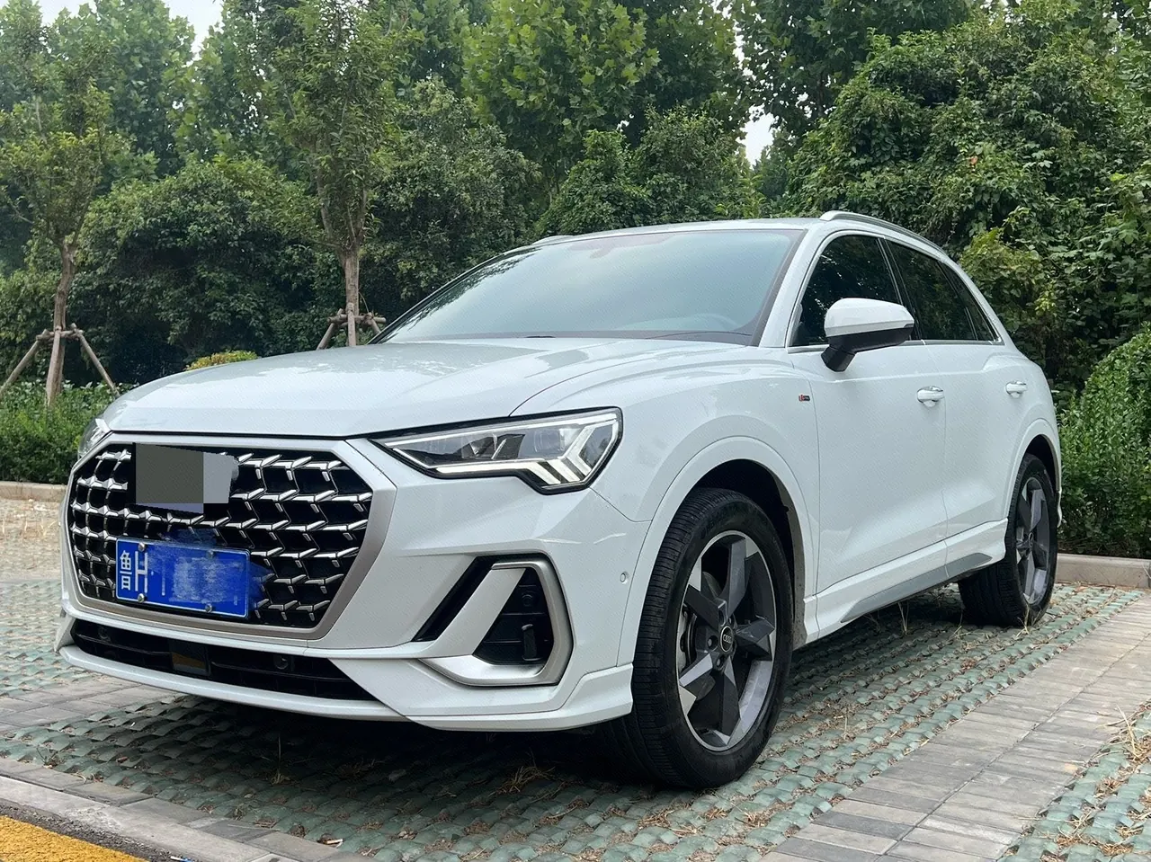 Открыть галерею: Audi 2024 Q3 1.5TFSI 35TFSI Fashion Dynamic Automatic