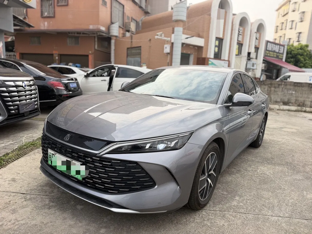 Открыть галерею: BYD 2024 Qin L DM-i 1.5 stepless 80KM Exceed automatic gear