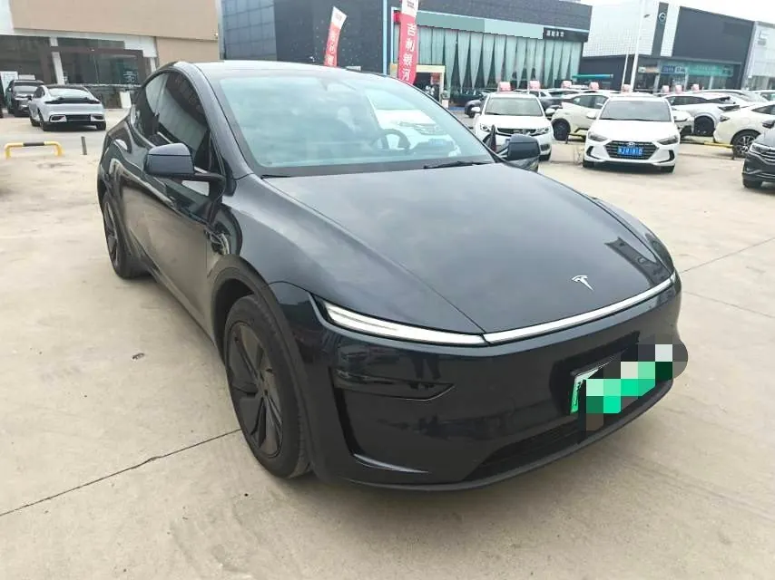 Open image lightbox: Tesla 2025 Model Y rear-wheel drive version automatic transmission