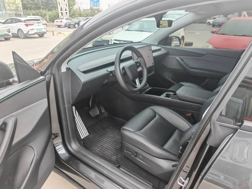Tesla 2025 Model Y rear-wheel drive version automatic transmission 2