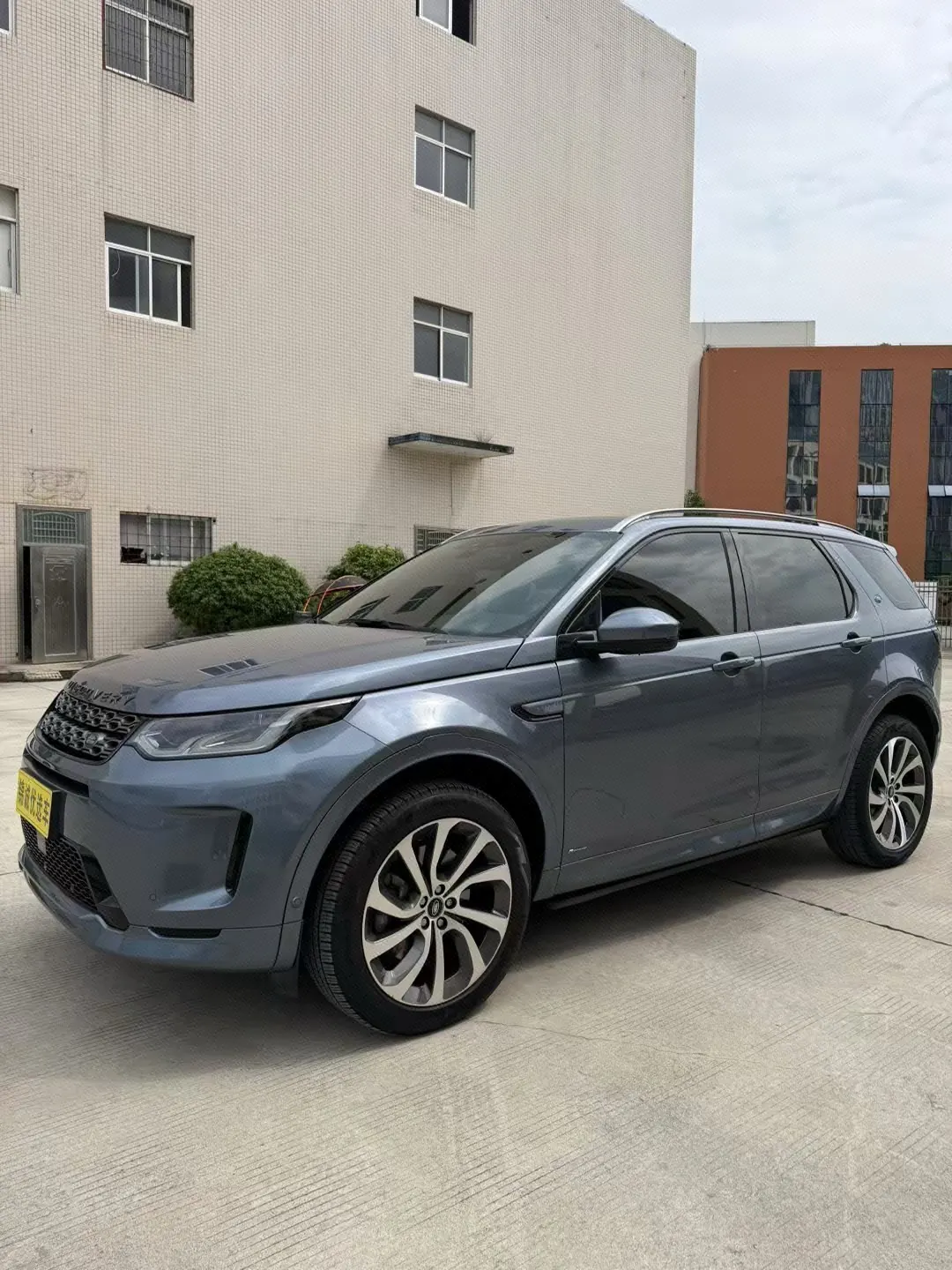 Открыть галерею: Land Rover 2021 Discovery Sports Edition 48V 2.0T 249PS R-Dynamic SE Performance Technology Edition 5-seat Automatic Gear