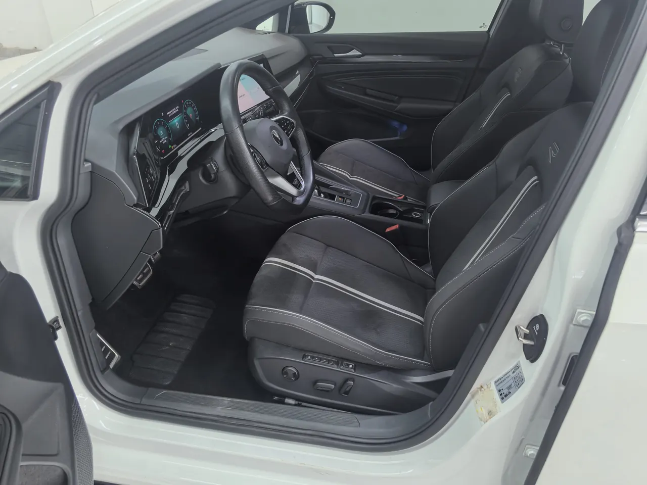 Volkswagen 2021 Golf 8 R-Line 1.4TSI 280TSI Automatic 4