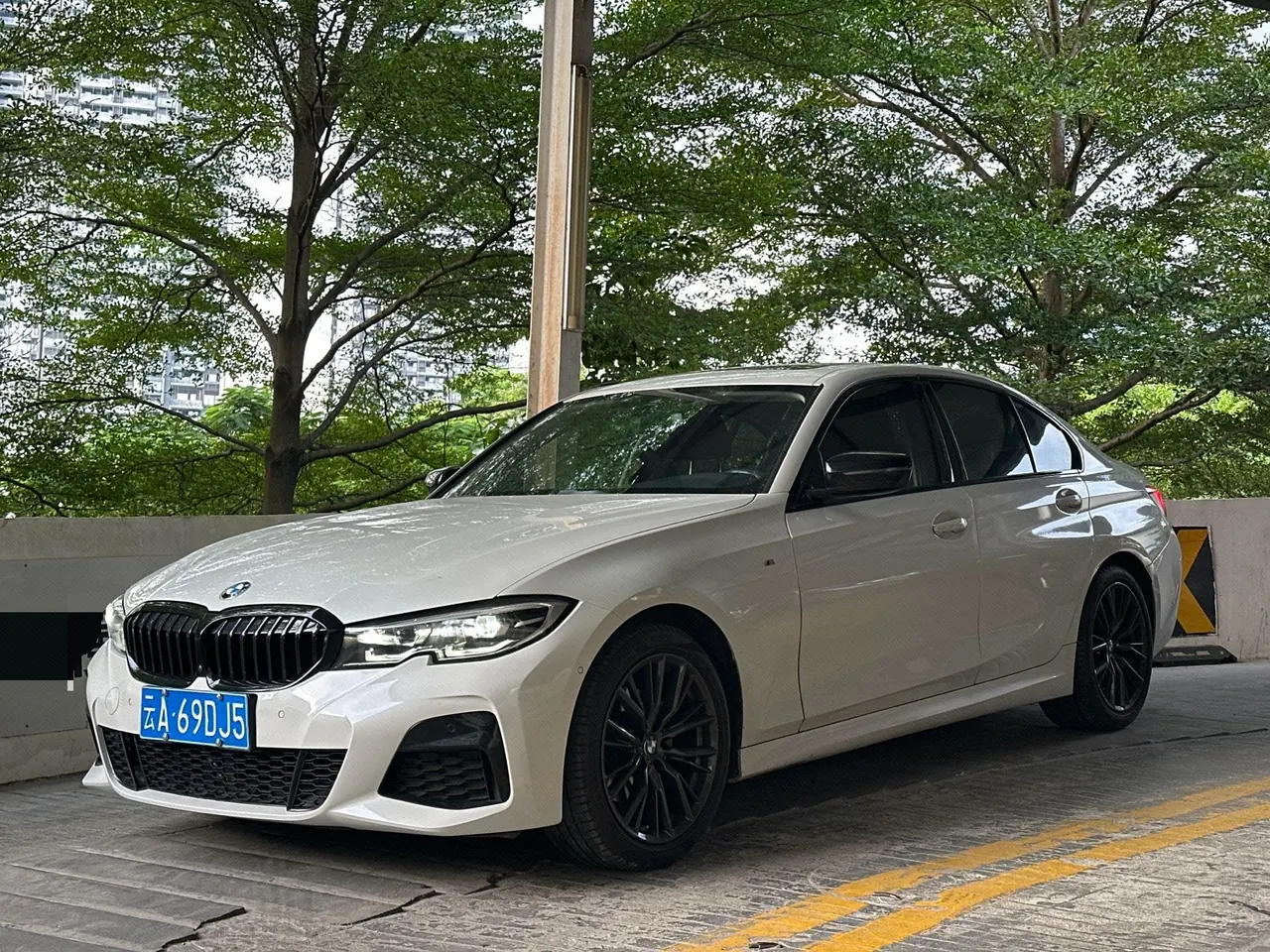 打开图片灯箱:BMW 3 Series 2021 325i 2.0T M Sports Obsidian Night Suit Automatic Gear