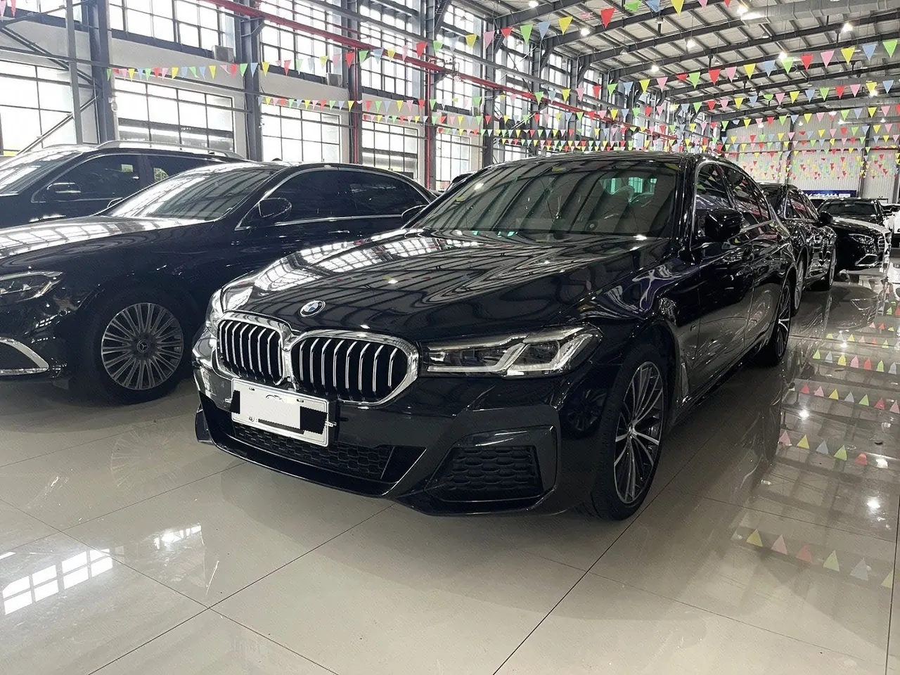 Открыть галерею: BMW 5 Series 2021 530Li 2.0T Leading Luxury Suit Automatic Gear