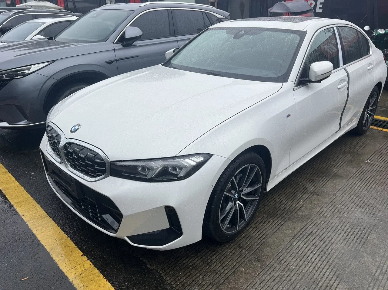 Открыть галерею: BMW 3 Series 2026 325i 2.0T M Sports Suit Automatic Gear