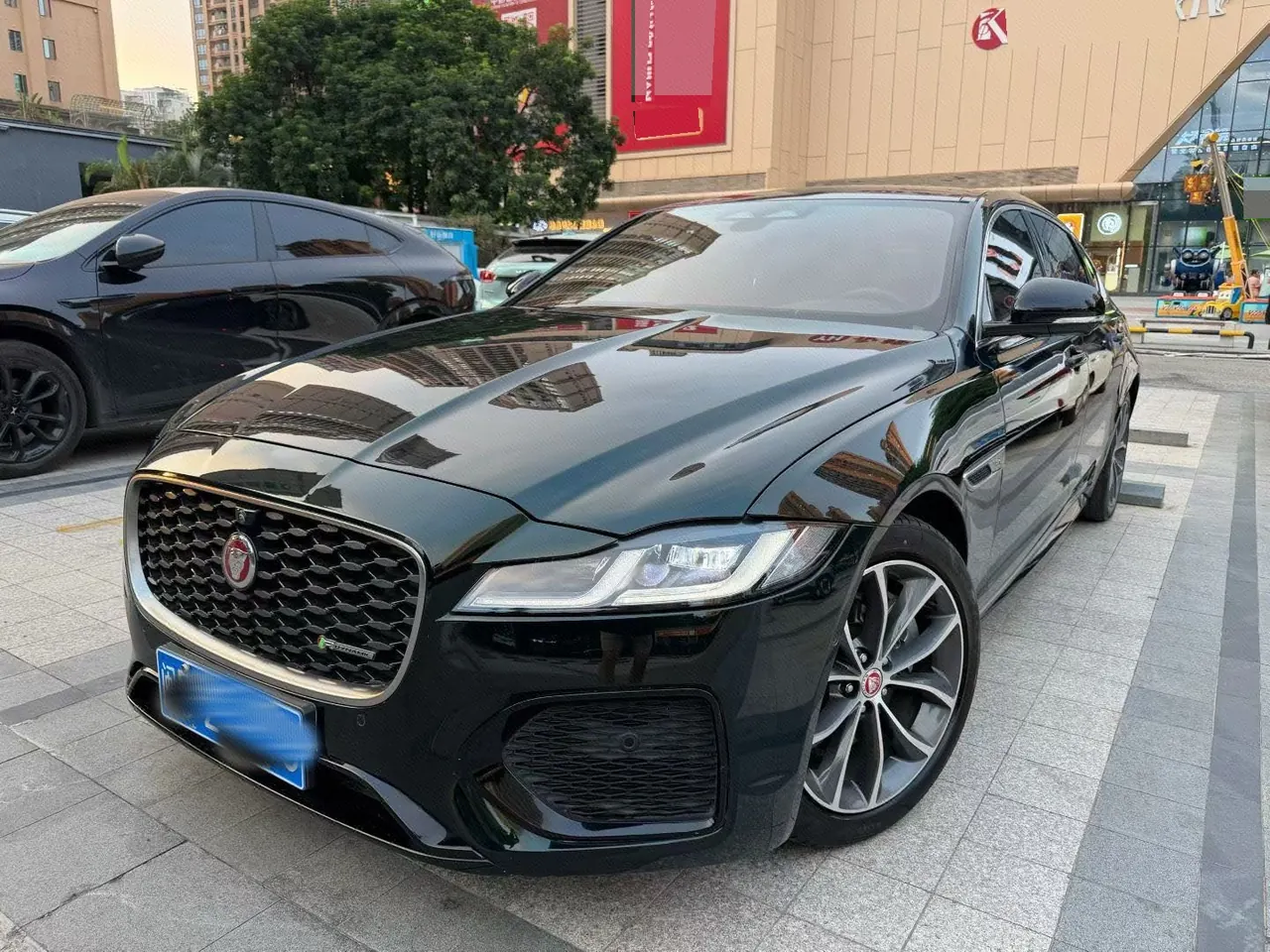 Открыть галерею: Jaguar 2022 XFL 2.0T P 12500.00g Drive Elite Sports Edition Automatic Gear