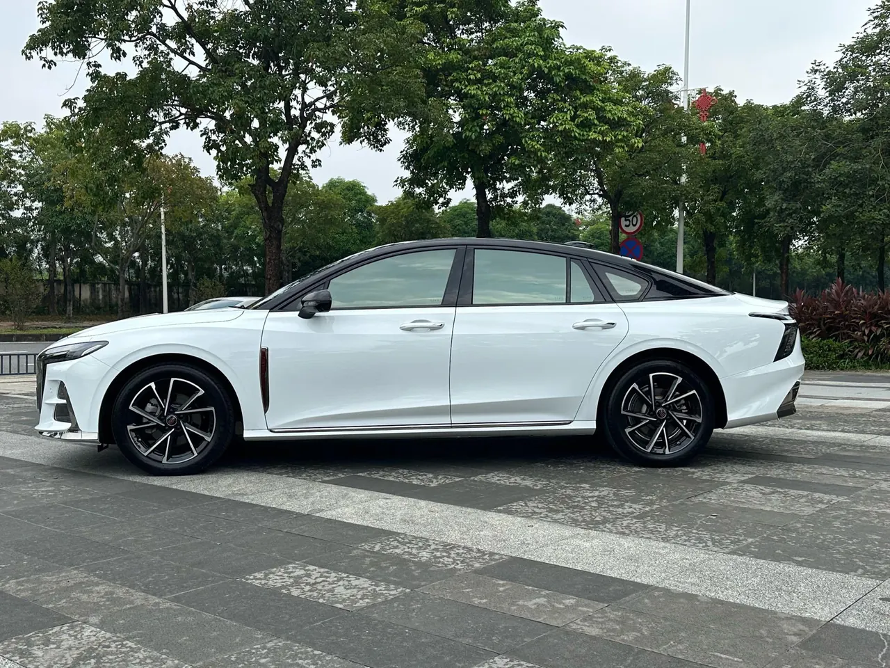 HongQi 2024 H6 2.0T to the United States version of automatic gear 13