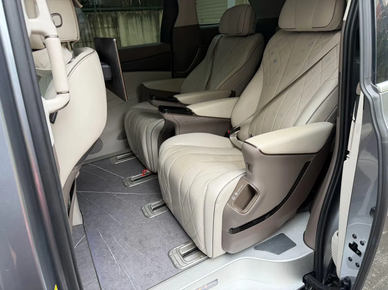 Denza 2022 Denza D9 DM-i 1.5T stepless 970 four-wheel drive flagship automatic gear 6