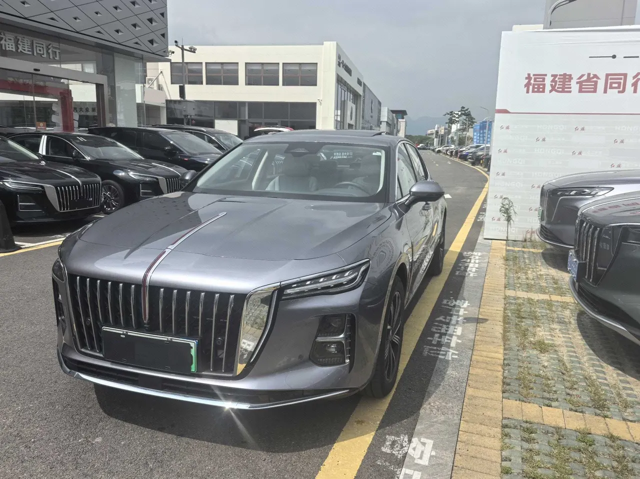 Open image lightbox: HongQi 2025 H5 PHEV 1.5T 170 Super Hybrid Automatic Gear
