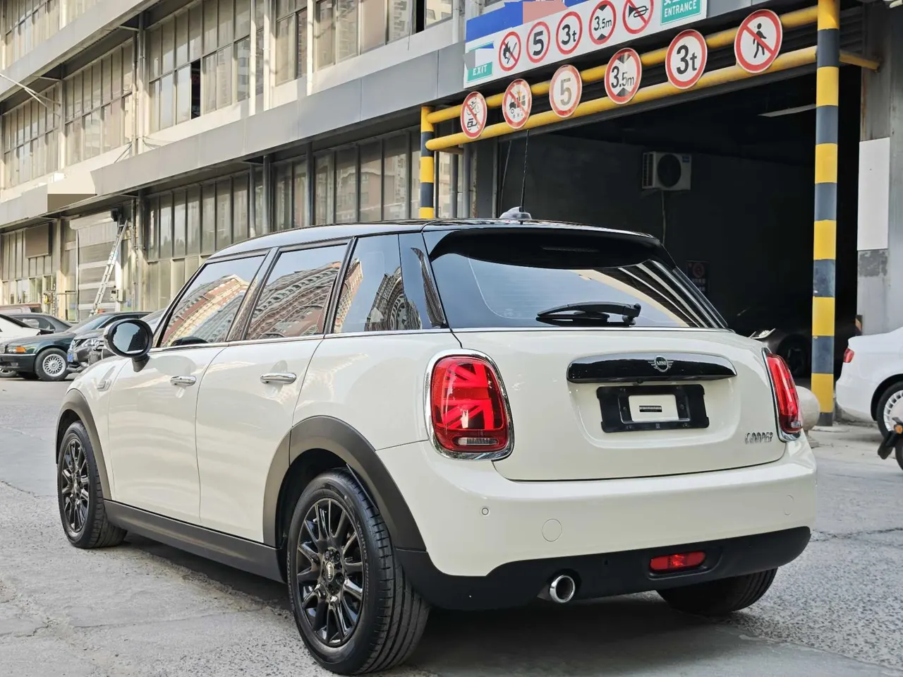 MINI Mini 5-Door (Imported) 2020 Mini Cooper 1.5T Classic Auto 10