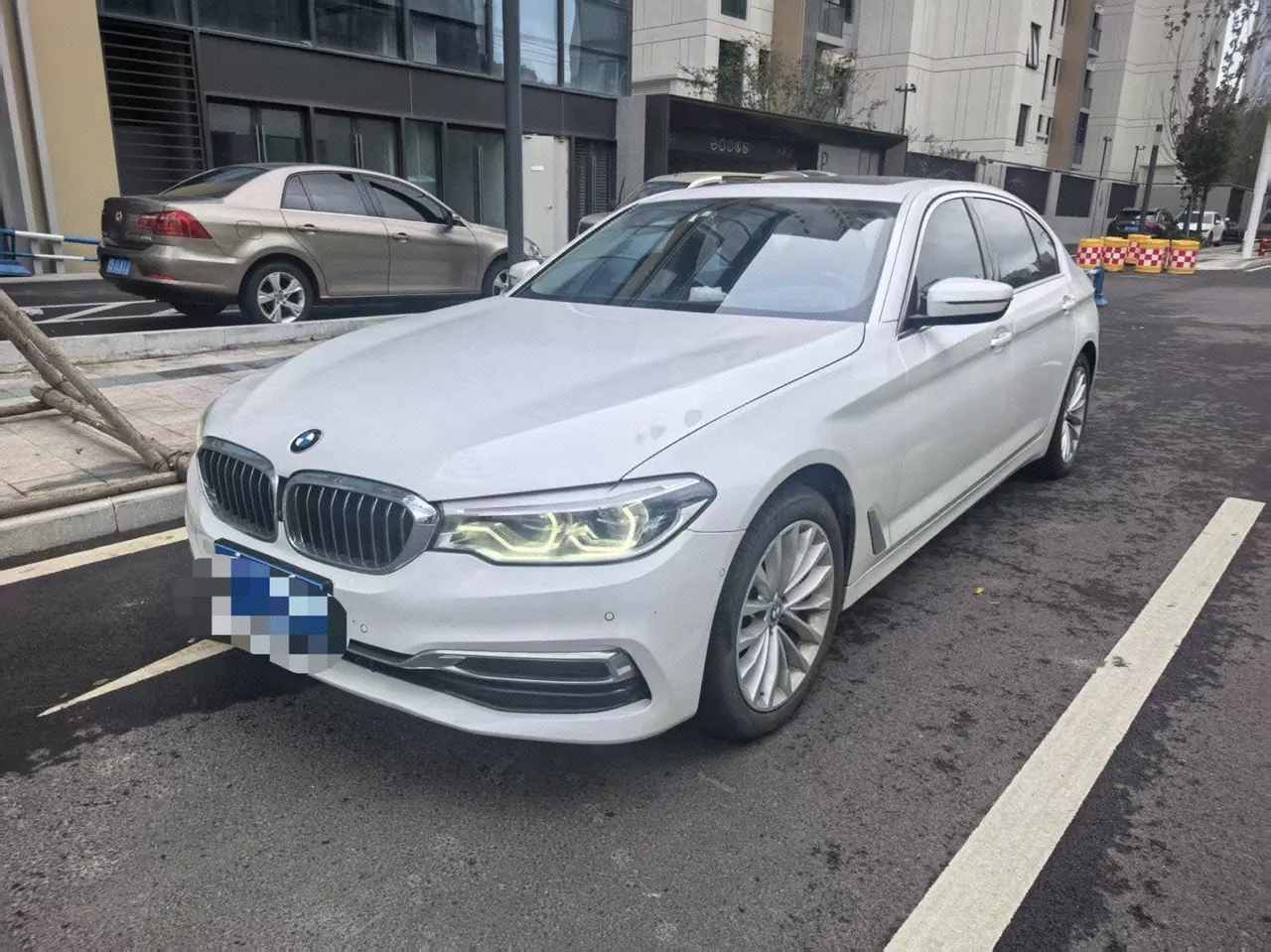 Open image lightbox: BMW 5 Series 2020 530Li 2.0T Exclusive M Sports Suit Automatic Gear