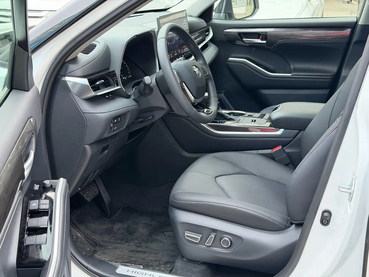 Toyota 2026 Highlander Dual Engine 2.5 Stepless Intelligent Electric Hybrid Four-wheel Drive Premium Edition 7-seat Automatic Transmission 7