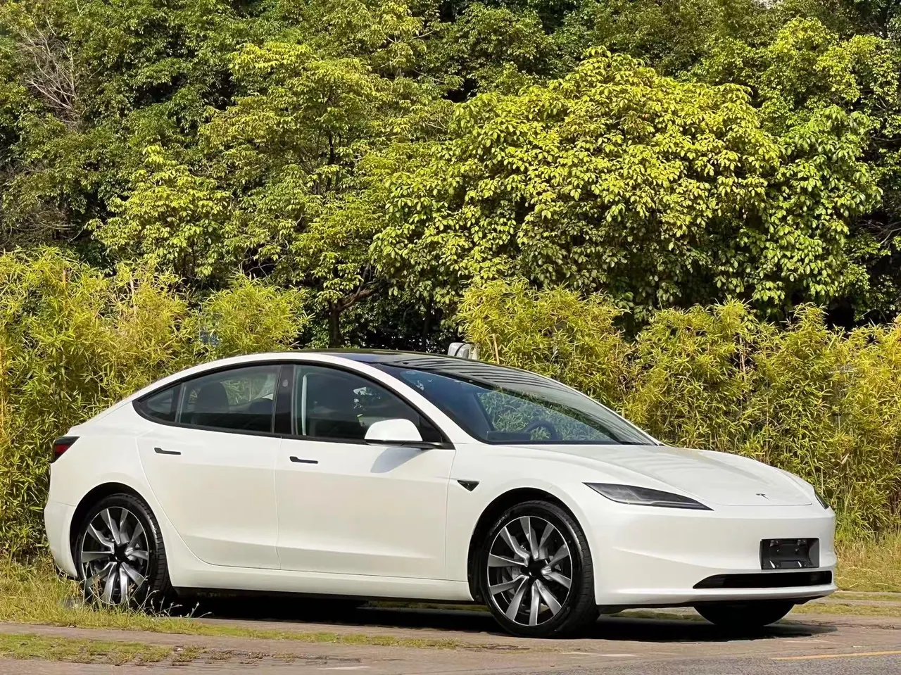Открыть галерею: Tesla 2023 Model 3 Rejuvenation Edition Rear Wheel Drive Automatic Transmission